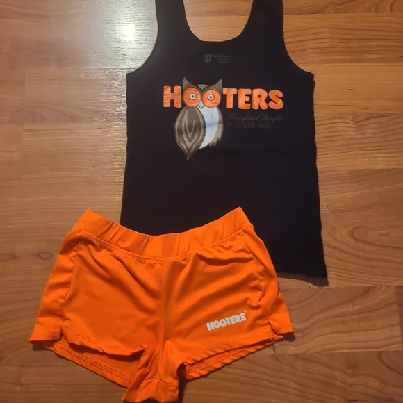 Hooter's uniform top small and shorts xs St Louis , Missouri - Picture 6 of 11